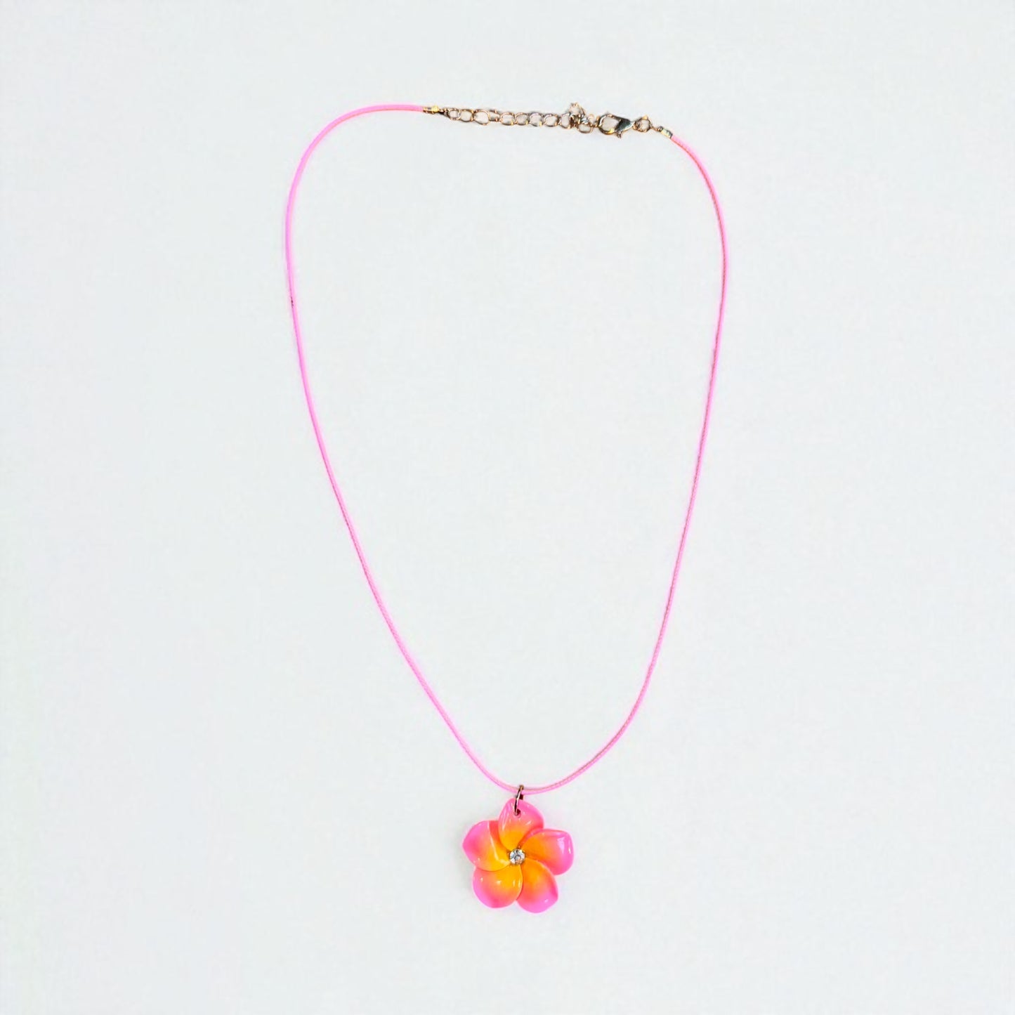 Halskette mit kleinem Blumenanhänger