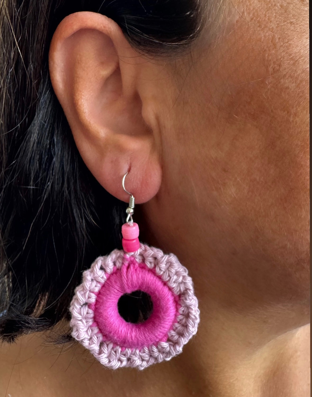 Gestrickte Ohrringe in Pink