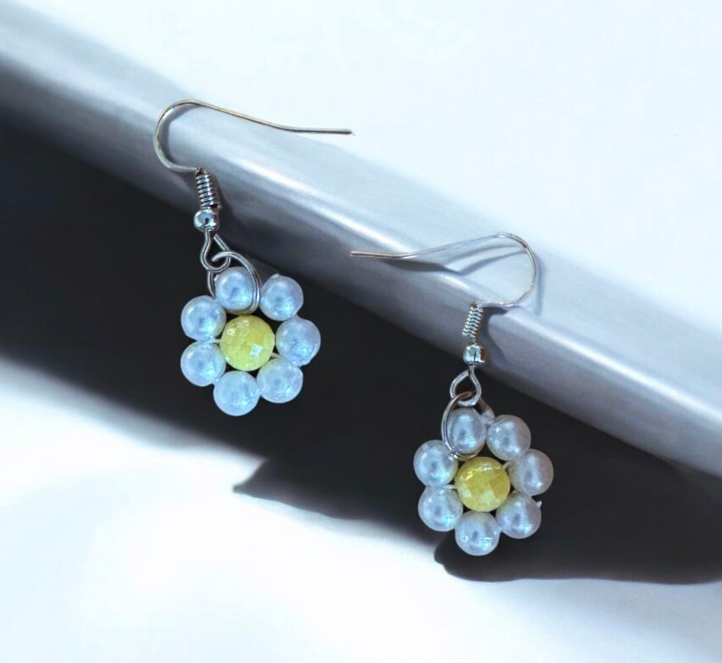 Handgemachte Blumen Ohrringe aus Perlen in Blau und Gelb mit Edelstahl Ohrhaken