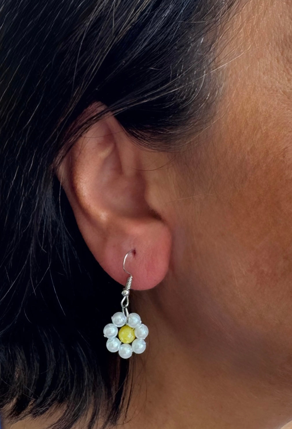 Handgemachte Blumen Ohrringe aus Perlen in Blau und Gelb mit Edelstahl Ohrhaken