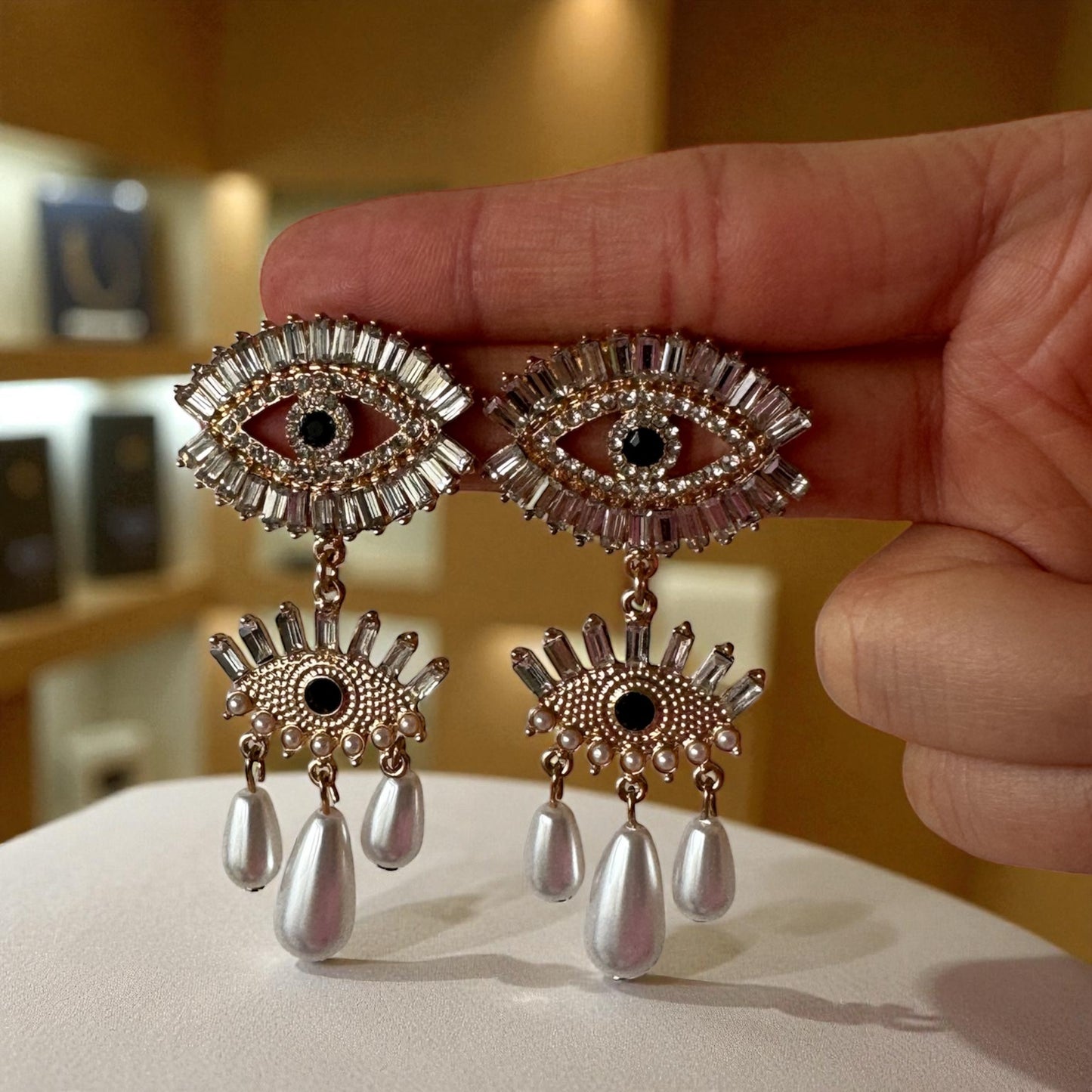 Ohrringe mit Perlen und Augen