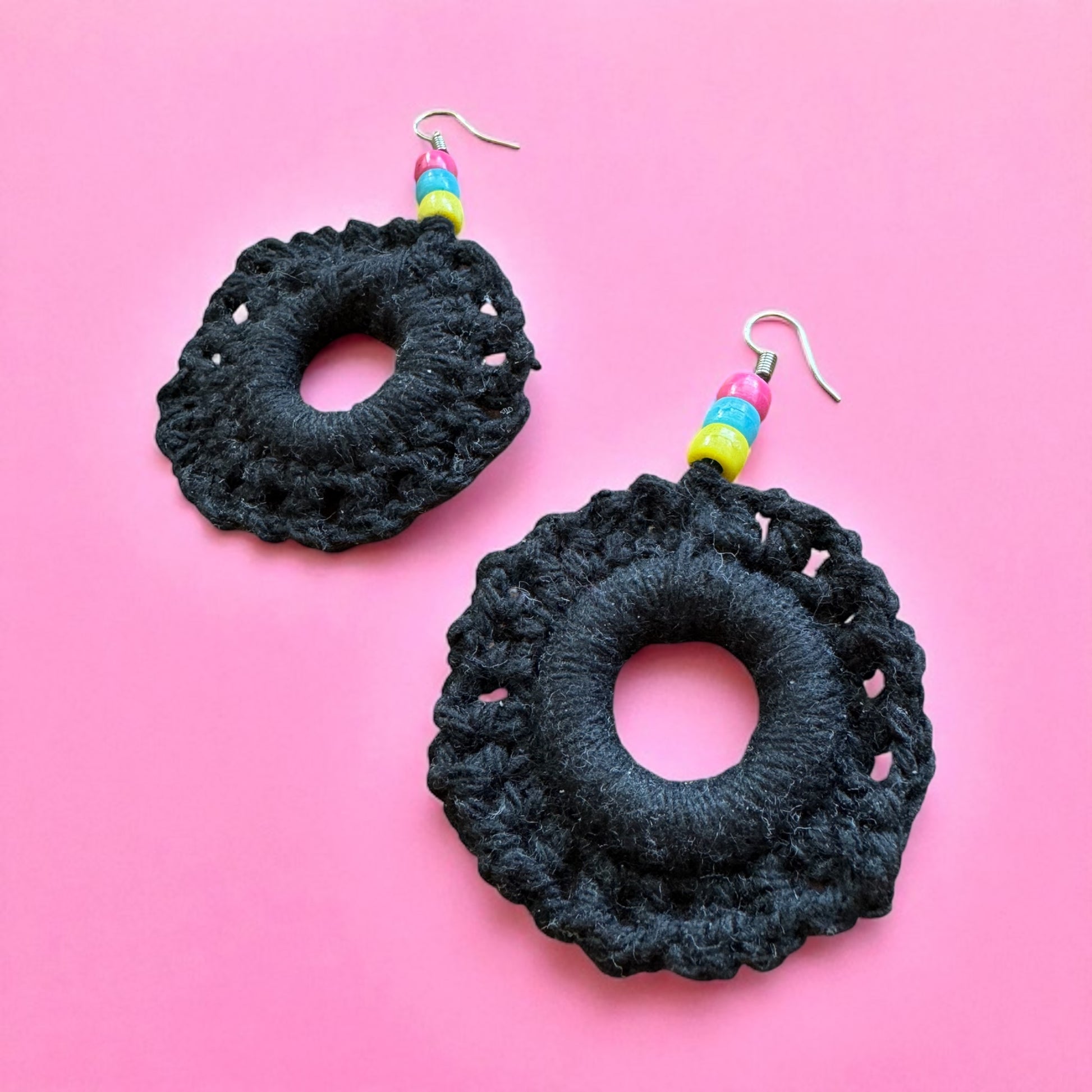 Gestrickte schwarze Ohrringe