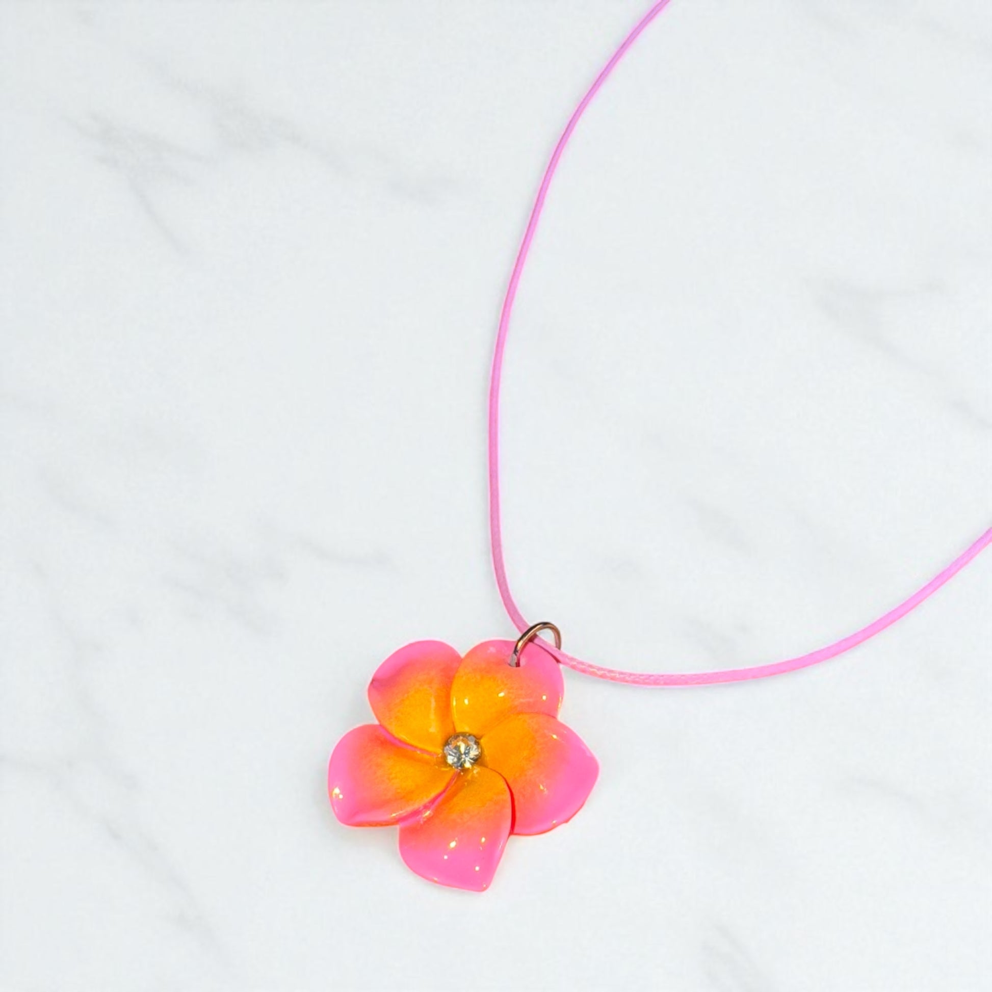 Halskette mit kleinem Blumenanhänger.