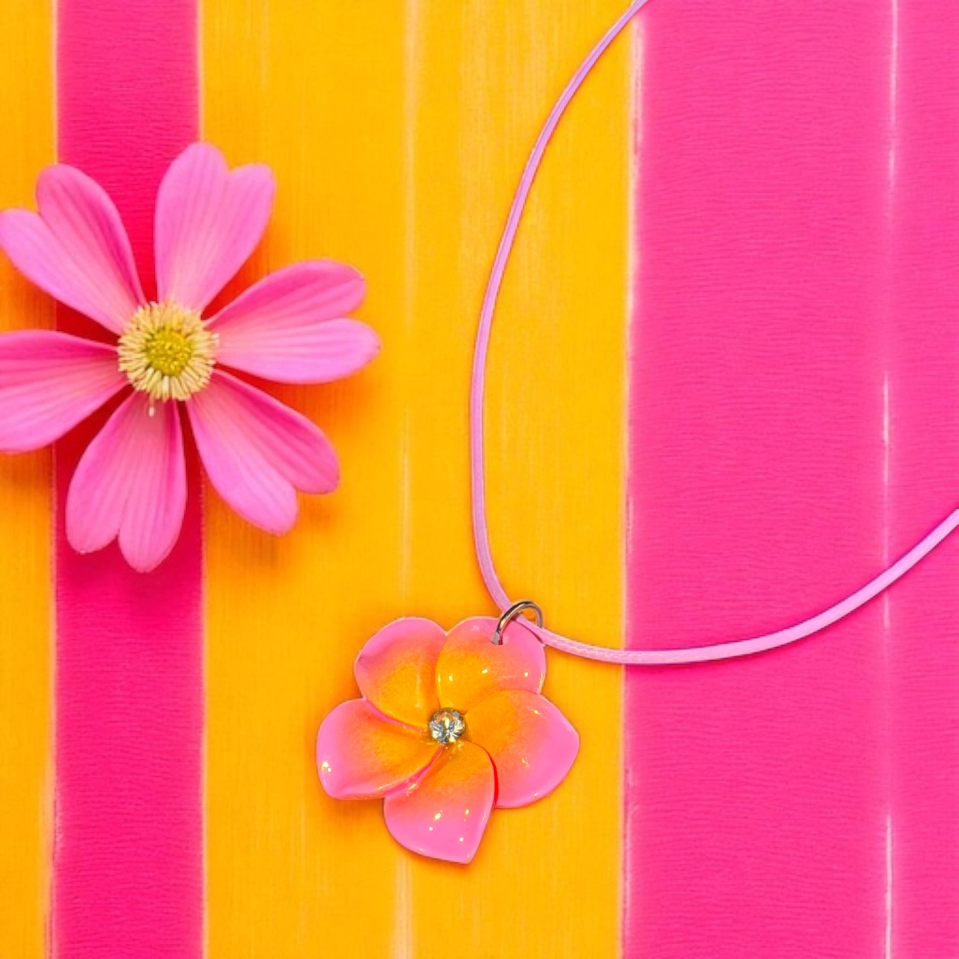 Halskette mit kleinem Blumenanhänger