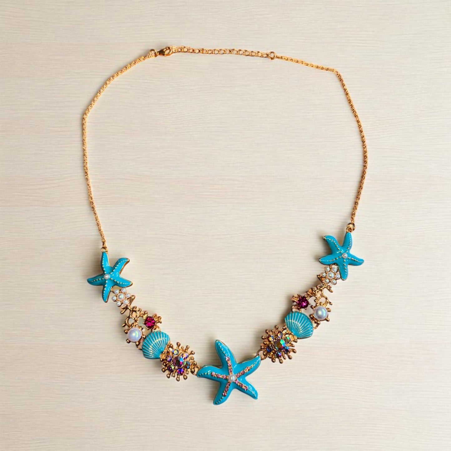 Elegante Halskette mit glänzendem Meer-/Muschel-inspiriertem Anhänger.