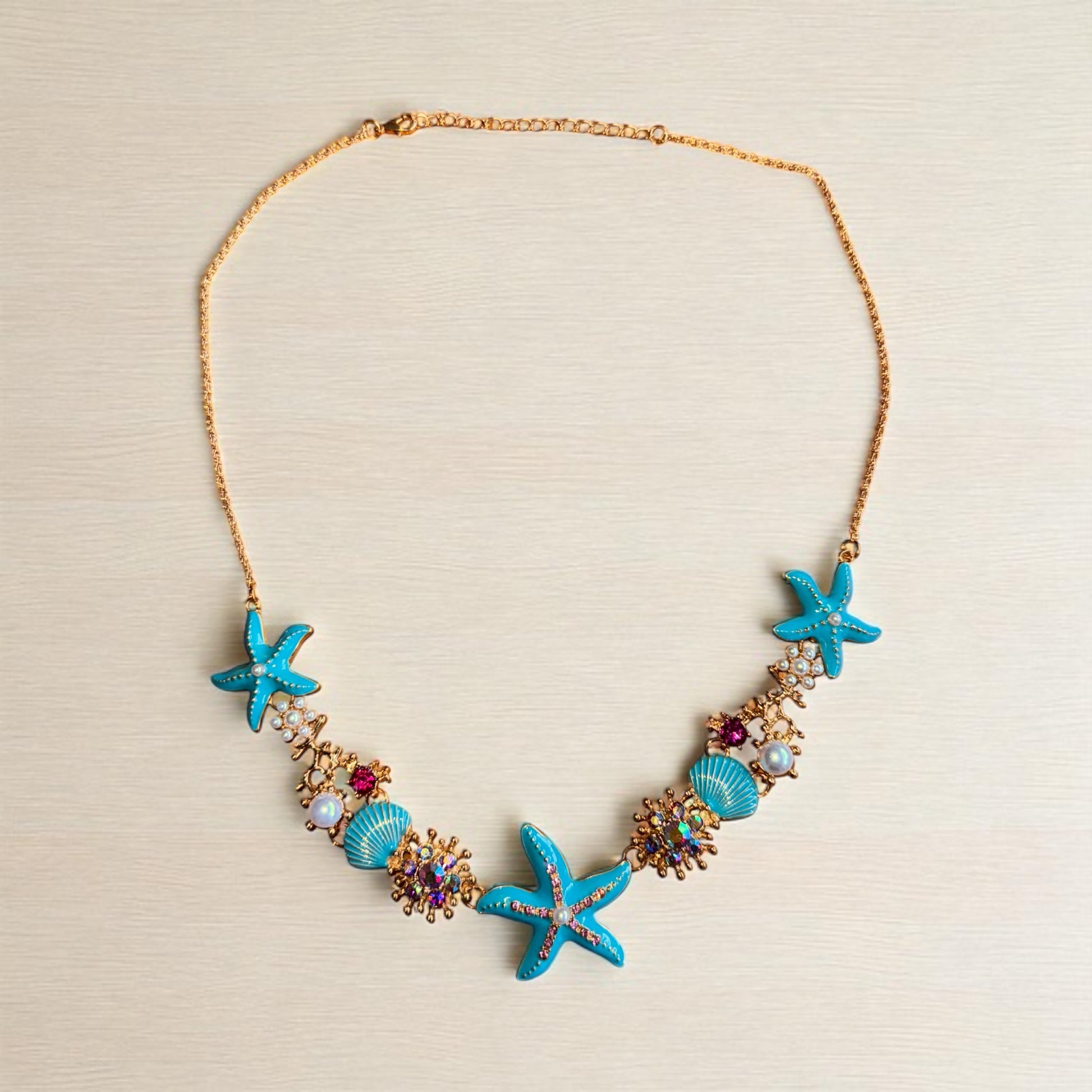 Elegante Halskette mit glänzendem Meer-/Muschel-inspiriertem Anhänger.