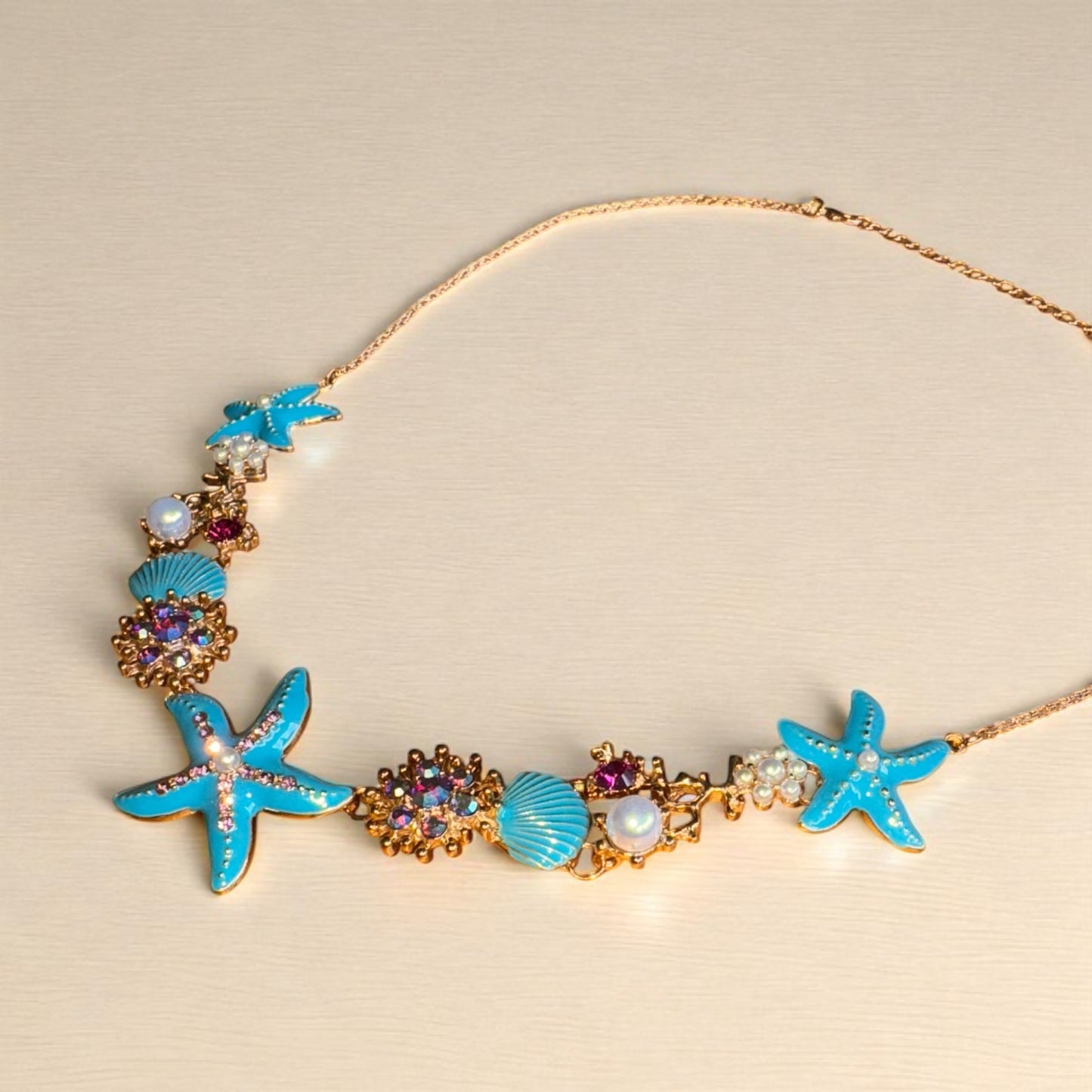 Elegante Halskette mit glänzendem Meer-/Muschel-inspiriertem Anhänger