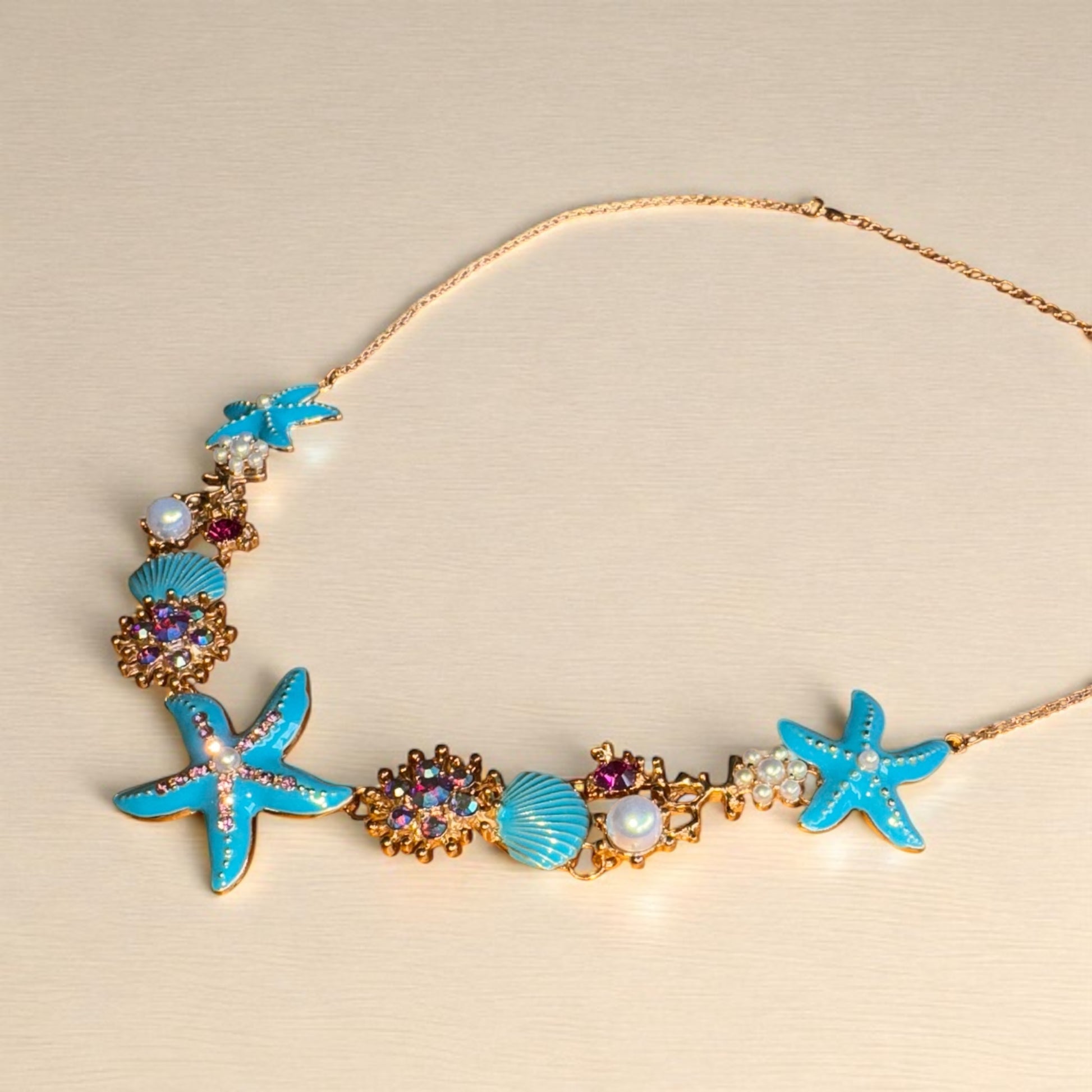 Elegante Halskette mit glänzendem Meer-/Muschel-inspiriertem Anhänger