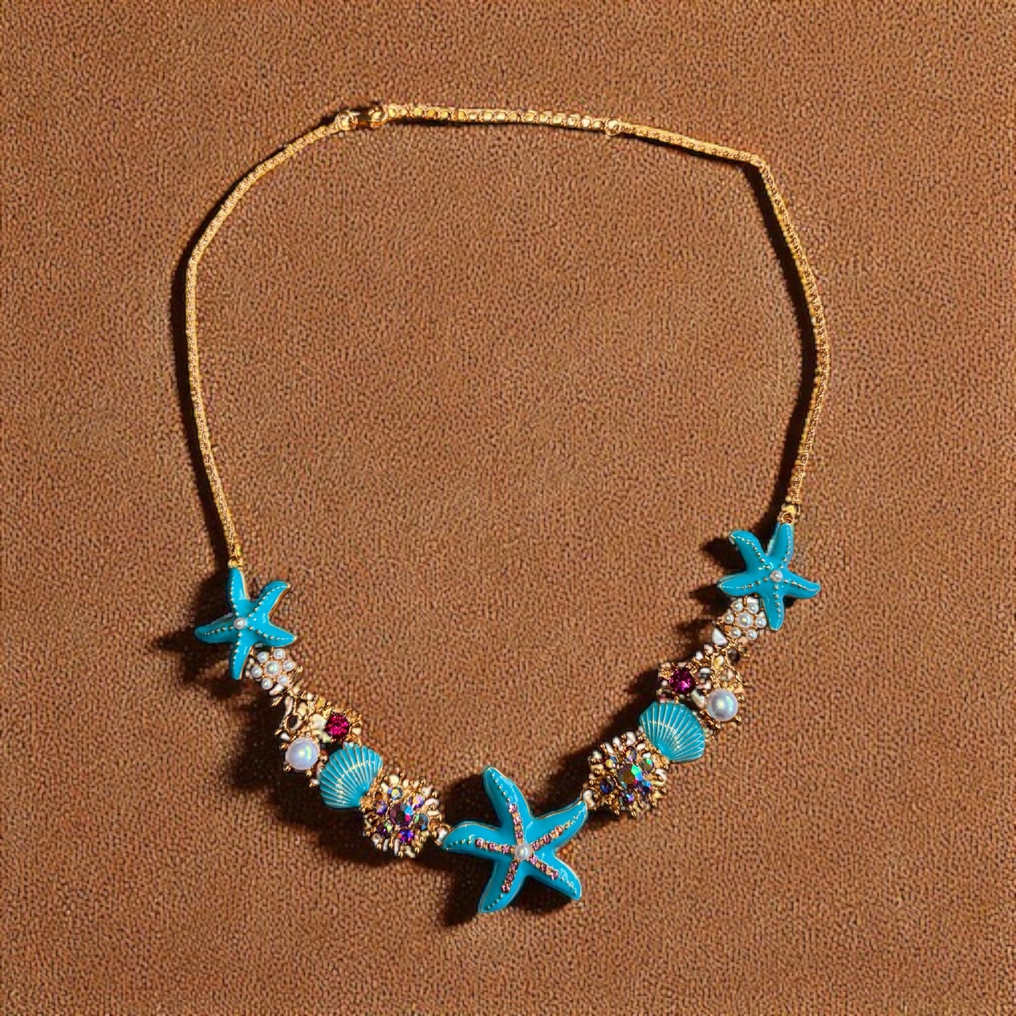 Elegante Halskette mit glänzendem Meer-/Muschel-inspiriertem Anhänger