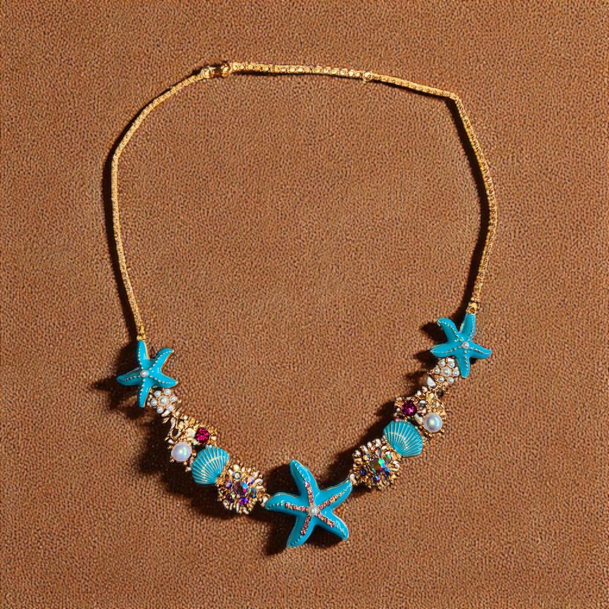 Elegante Halskette mit glänzendem Meer-/Muschel-inspiriertem Anhänger