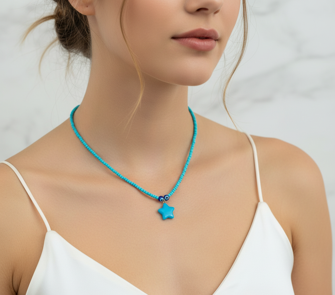 Halskette mit kleinem Sternanhänger.