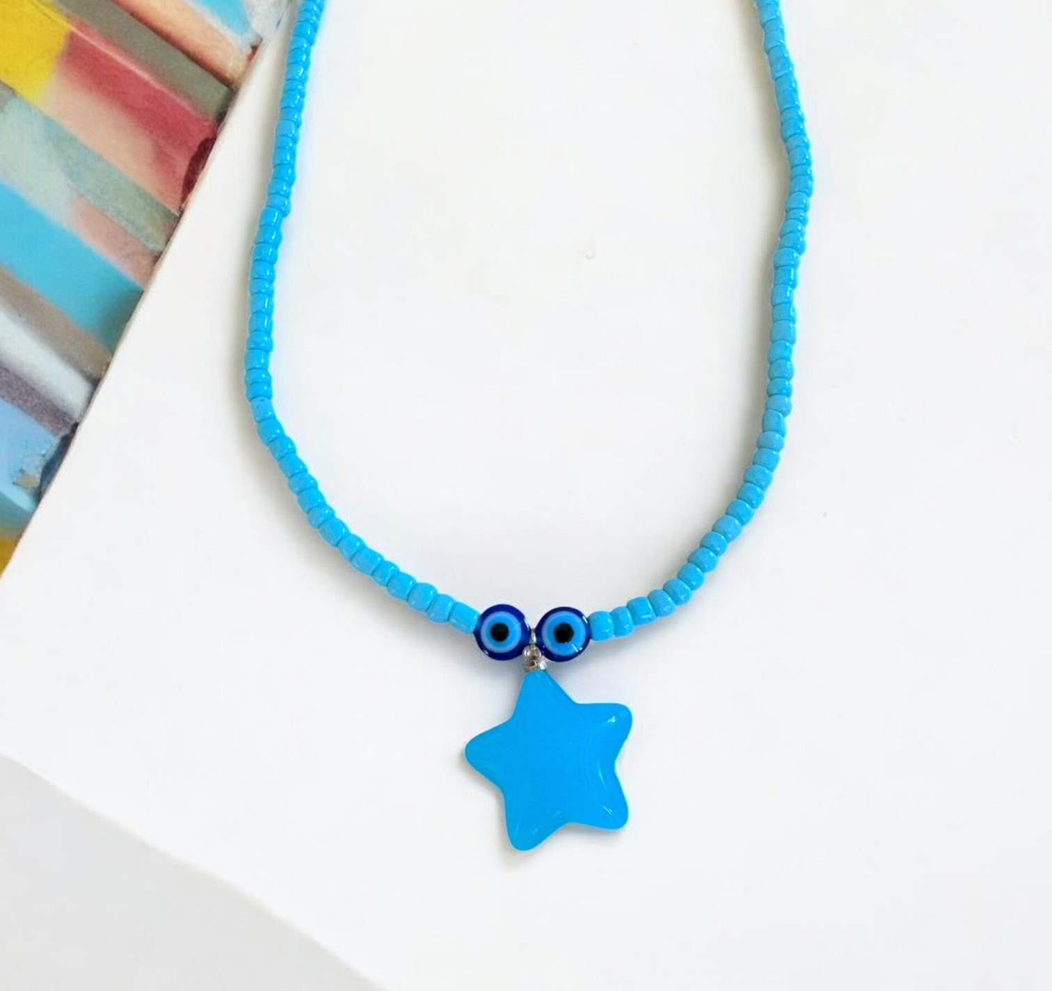 Halskette mit kleinem Sternanhänger.