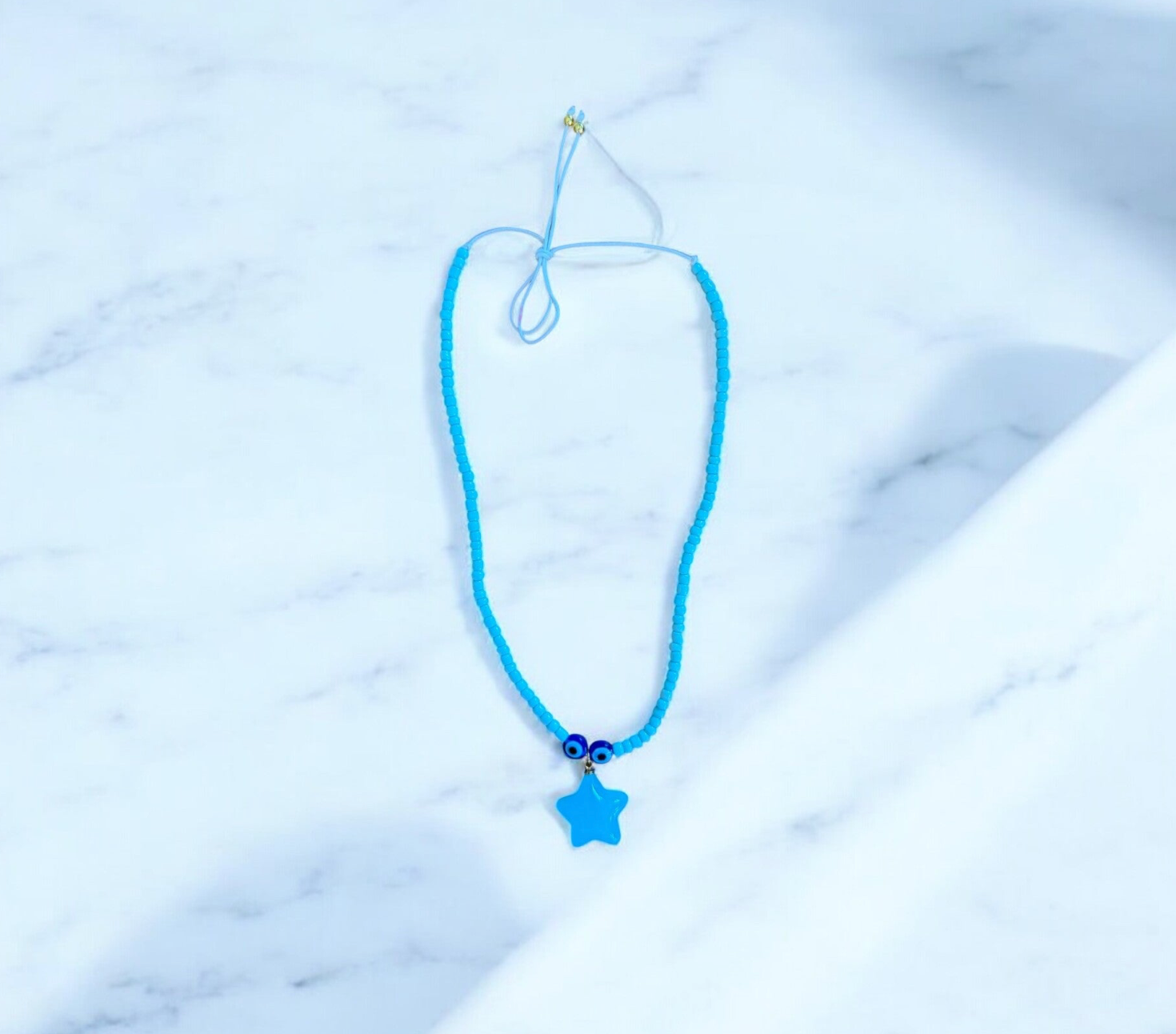 Halskette mit kleinem Sternanhänger.