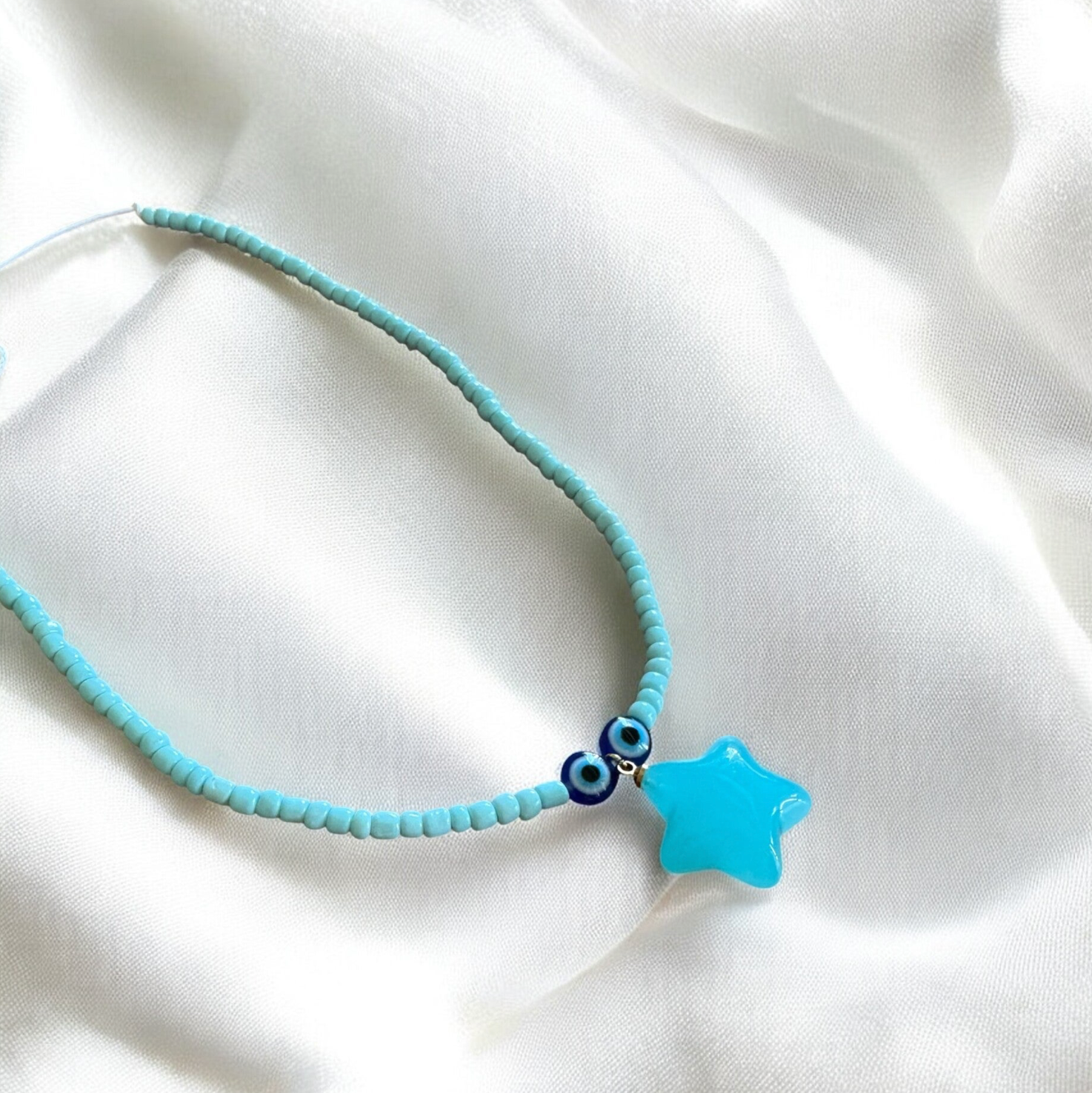 Halskette mit kleinem Sternanhänger.