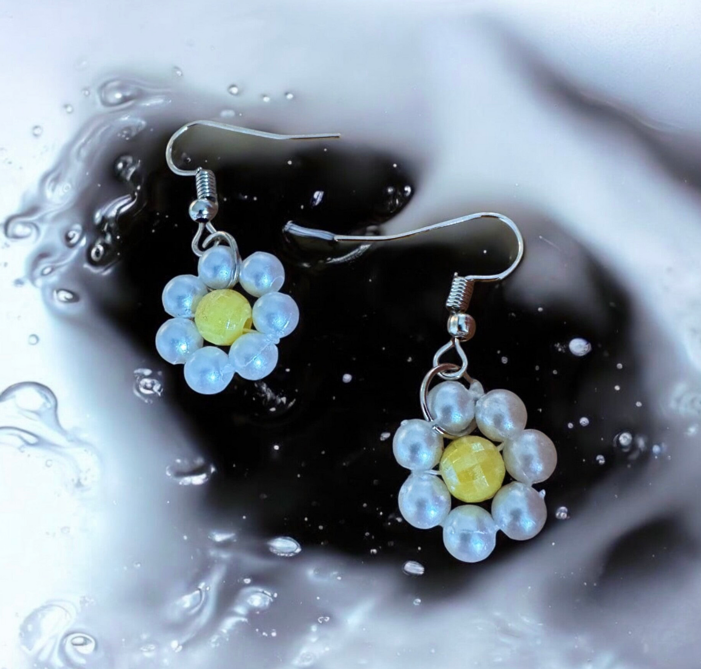 Handgemachte Blumen Ohrringe aus Perlen in Blau und Gelb mit Edelstahl Ohrhaken