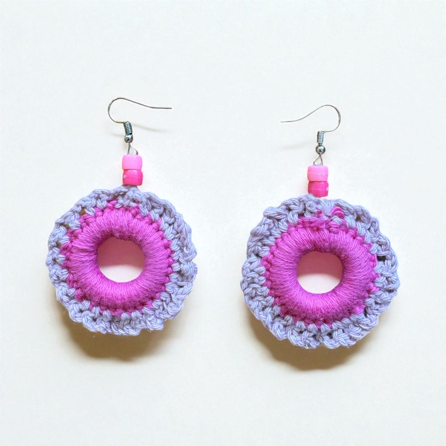 Gestrickte Ohrringe in Pink