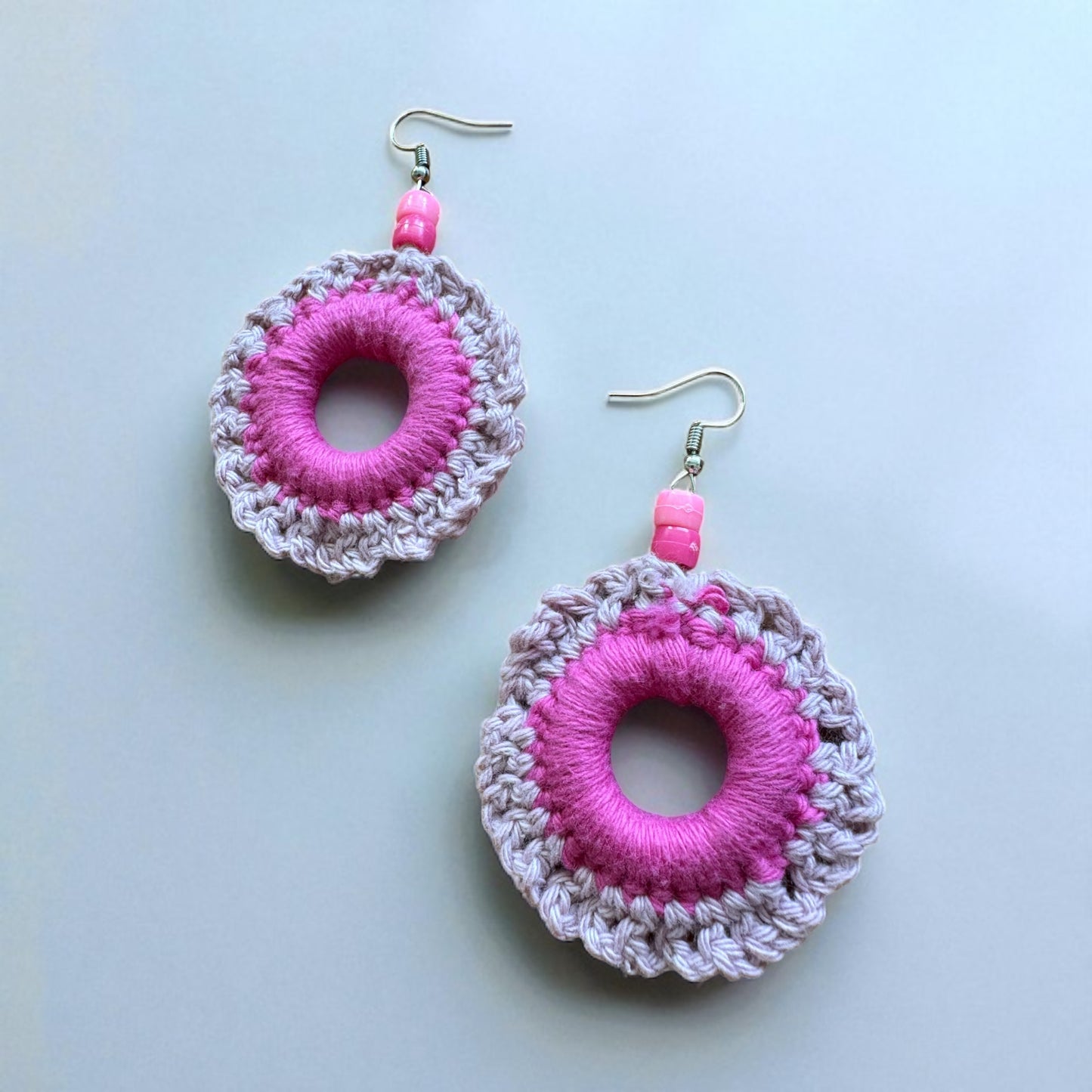 Gestrickte Ohrringe in Pink